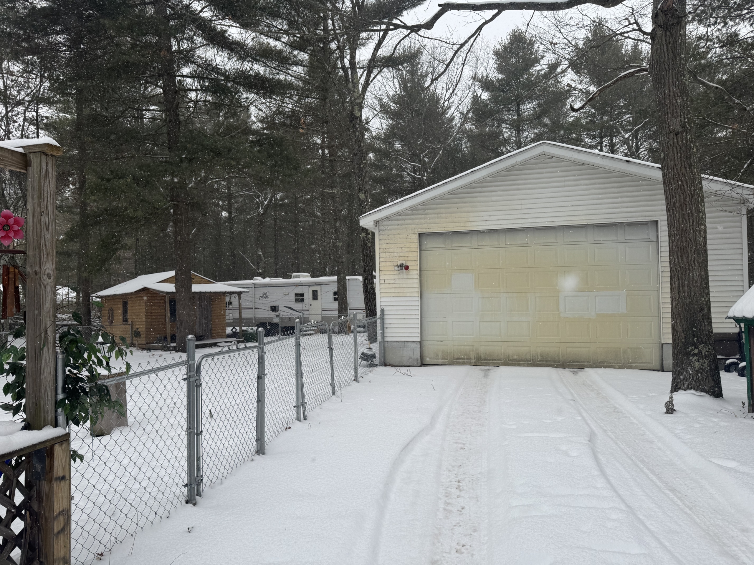 13 Garage cabin and camper