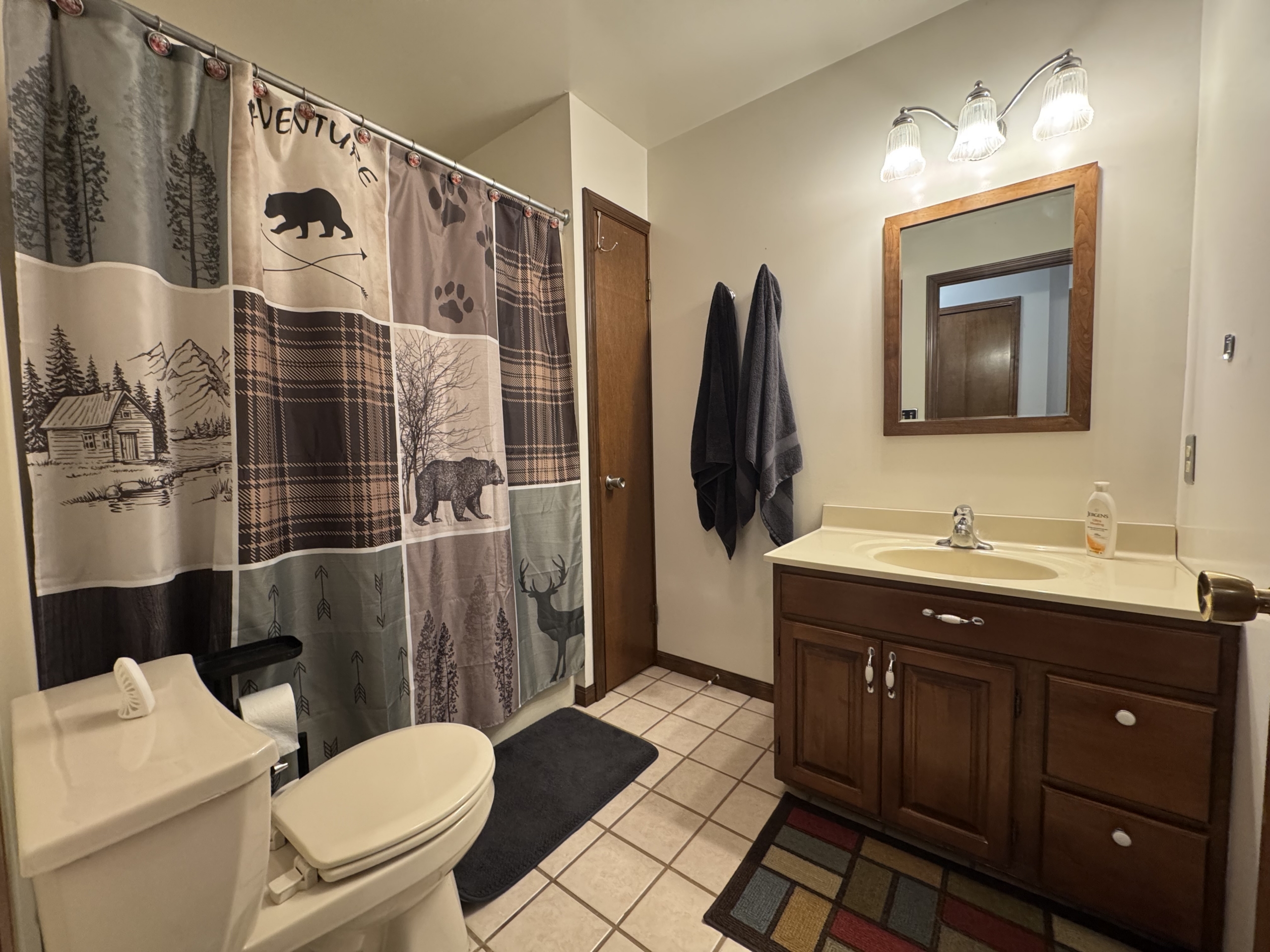 18 Main Bathroom