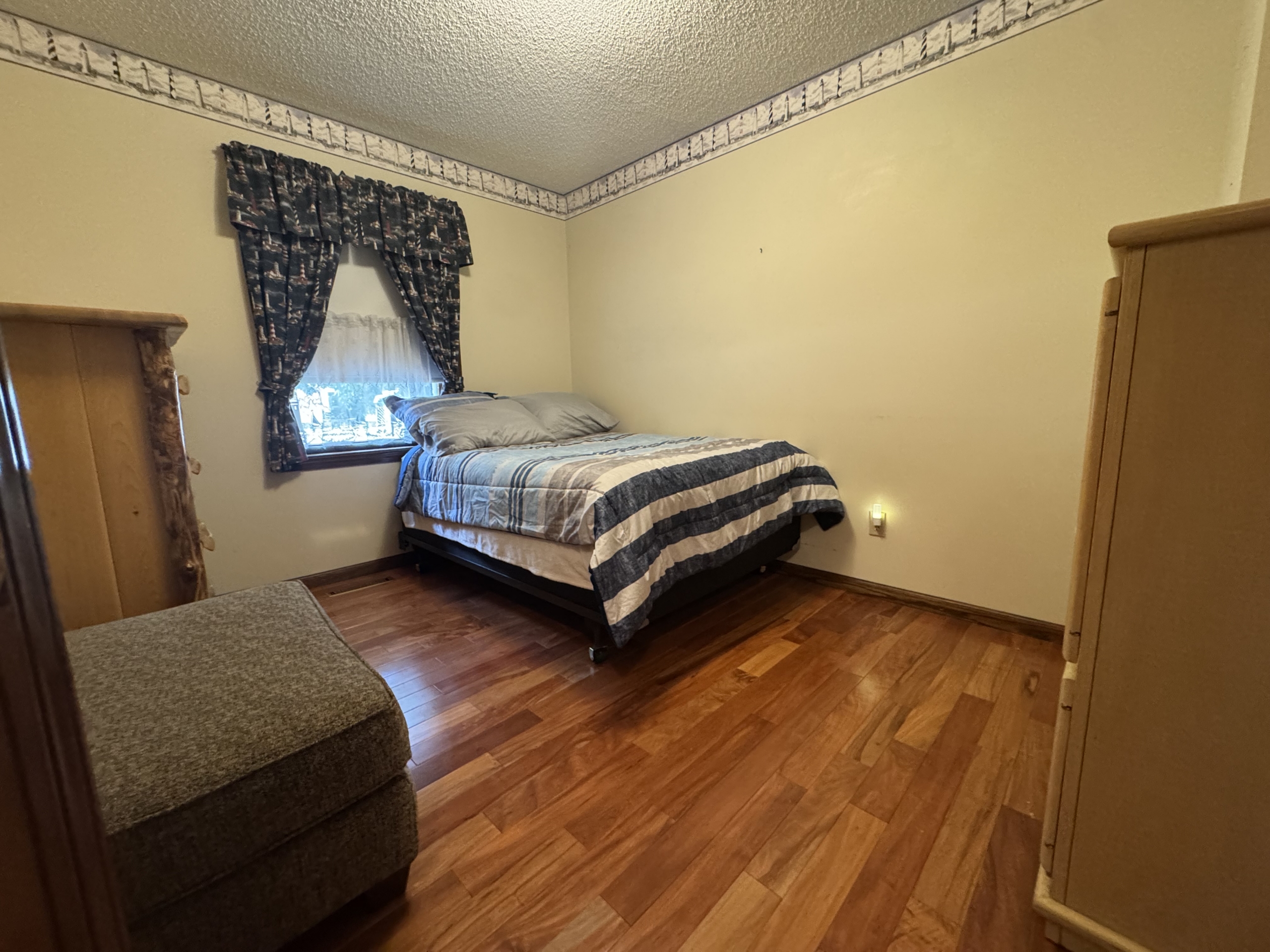 23 yellow bedroom